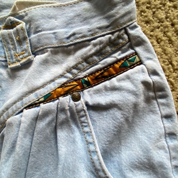 VINTAGE women’s Cherokee light wash, high waisted, pleated jeans - Picture 10 of 14